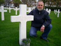 Henk Dolmans at Tino's grave.JPG (145205 bytes)